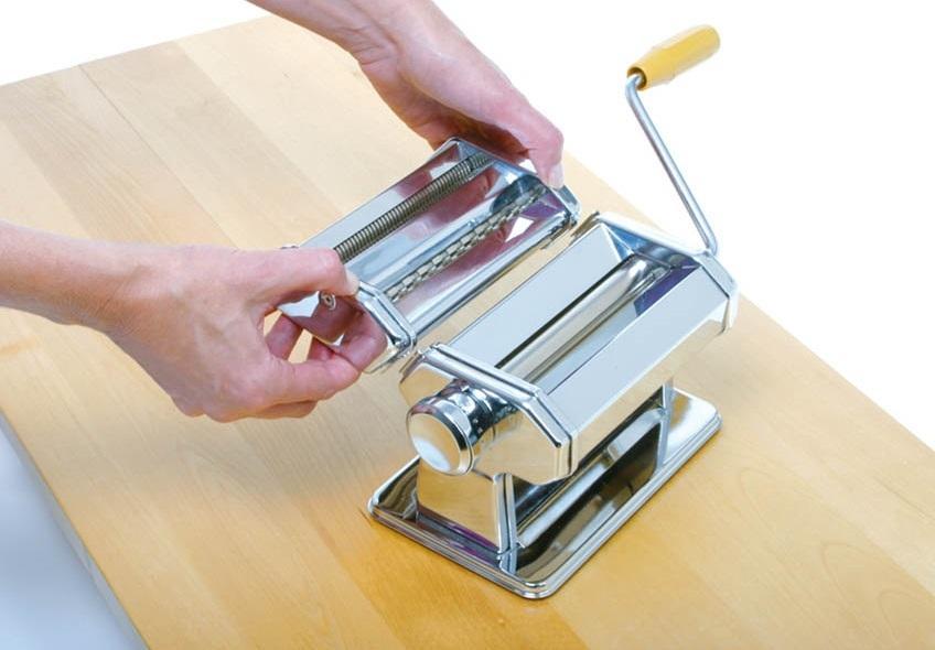 http://www.chefsupplies.ca/cdn/shop/products/Norpro-Pasta-Machine-1049-3_b003e2e7-cdb0-4874-a71c-812c0904df30.jpg?v=1674077010